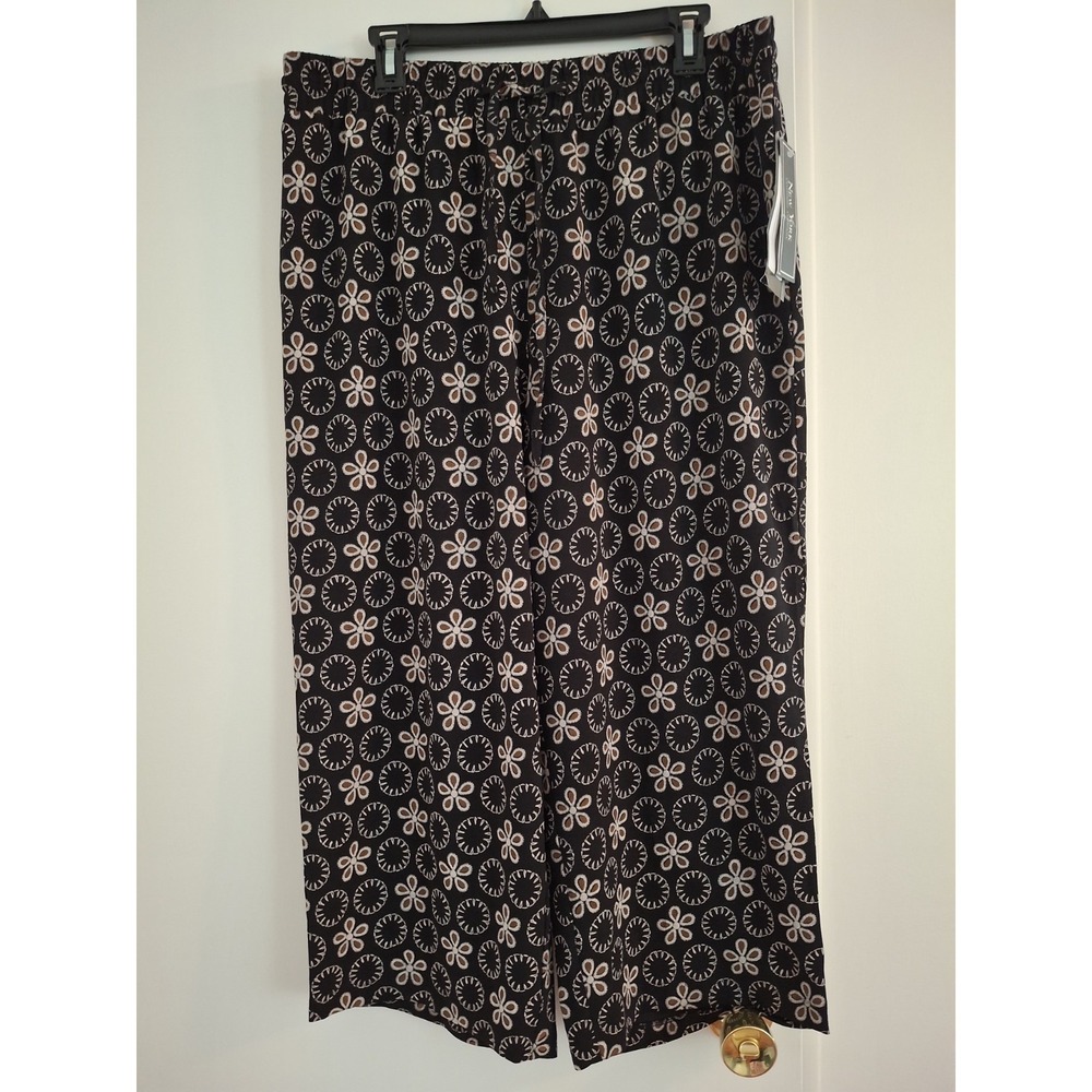 Womens New York Clothing Company Wide Leg Black Floral Pants. Size 1X.